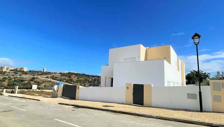 Brand New 4 Bedrooms Villa Close to Porto de Mos Beach