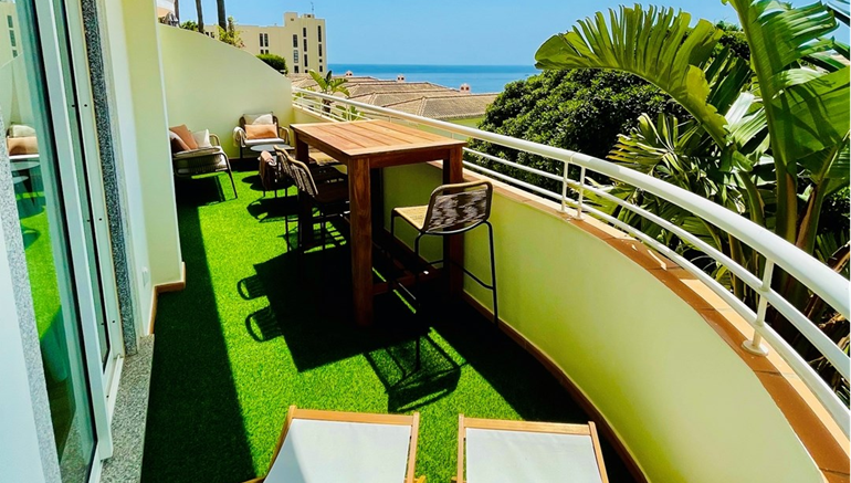 Fully Renovated 1 Bedroom Apartment Walking Distance from Porto de Mos Beach with Sea Views 