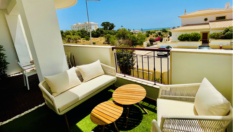 Modern and Elegant 1 Bedroom Apartment with Sea Views and Walking Distance to the Beach