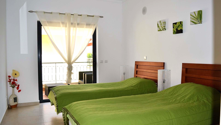 Geräumige 2-Zimmer-Wohnung in einem kleinen Komplex in Gehweite zum Strand von Porto de Mos