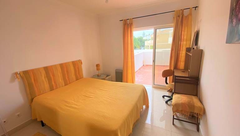 4-Schlafzimmer-Villa in Albardeira, nur wenige Gehminuten vom Strand Meia Praia entfernt