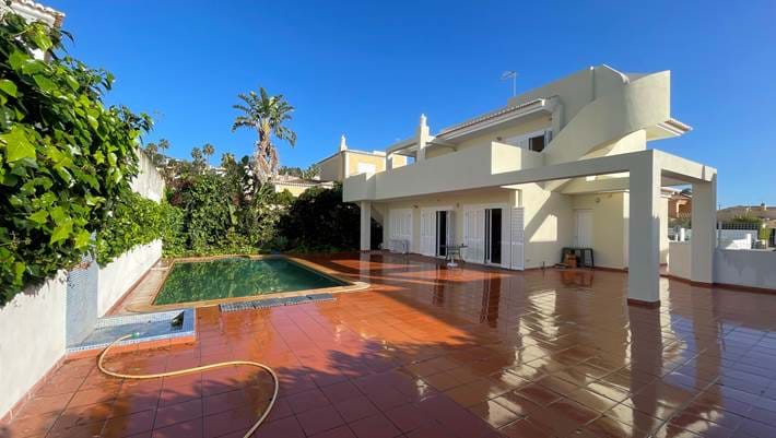 4 Bedroom Villa Located in Albardeira Just a Few Minutes Walk From the Meia Praia Beach