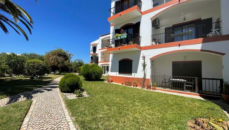 Lovely 2 Bedroom Apartment Located in Meia Praia with Sea Views