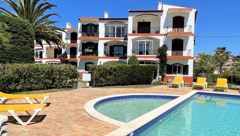 Lovely 2 Bedroom Apartment Located in Meia Praia with Sea Views
