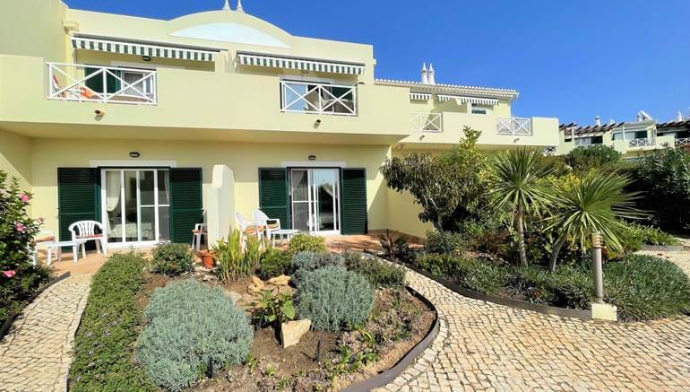 Charmante Villa Jumelée de 2 Chambres à Praia da Luz, Proche de tous les Commerces et de la Plage