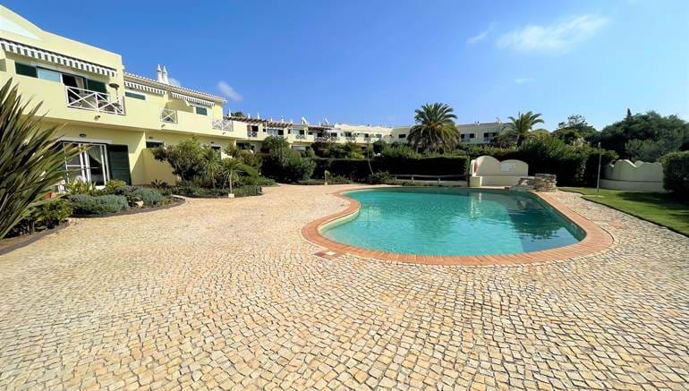 Charmante Villa Jumelée de 2 Chambres à Praia da Luz, Proche de tous les Commerces et de la Plage