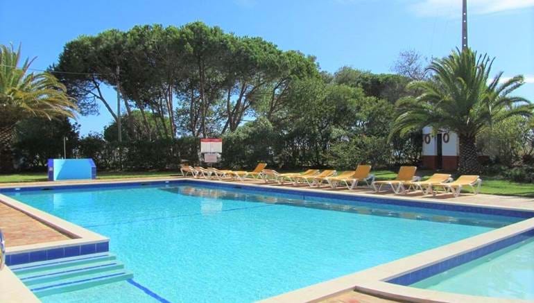 2 Bedroom Apartment with Swimming Pool Walking Distance from Meia Praia Beach