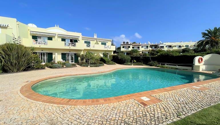 Charmante Villa Jumlée de 2 Chambres Située dans une Résidence Paisible à Praia da Luz