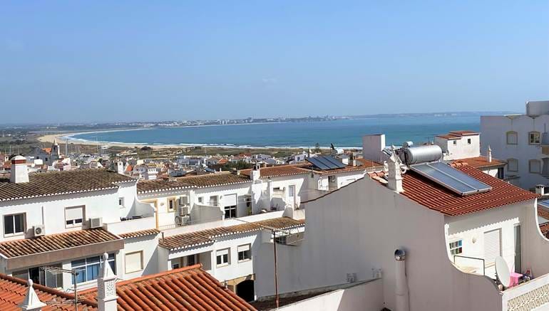Geräumige 1-Schlafzimmer-Wohnung mit einem unglaublichen Blick über den Strand Meia Praia und die Stadt