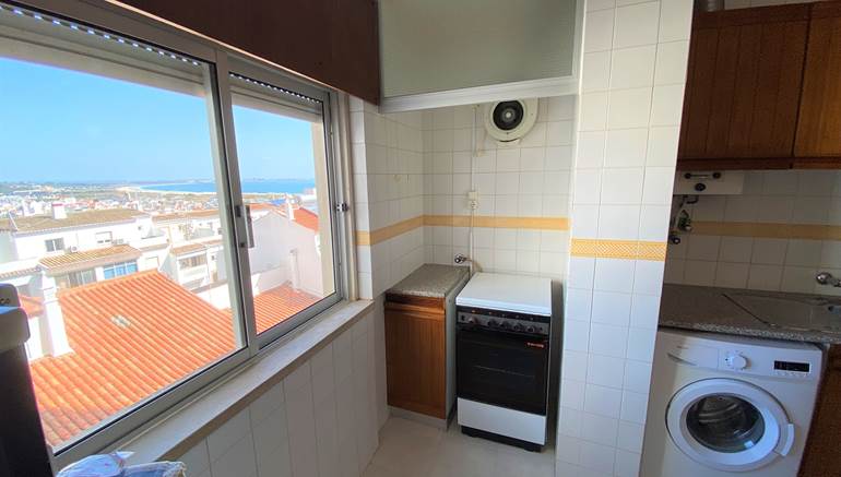 Geräumige 1-Schlafzimmer-Wohnung mit einem unglaublichen Blick über den Strand Meia Praia und die Stadt