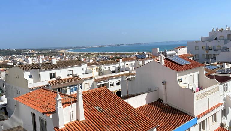 Spacious 1-Bedroom Apartment with an Incredible View over Meia Praia Beach and the City