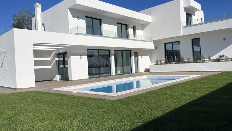 Modern 4 Bedrooms Villa Close to All the Amenities