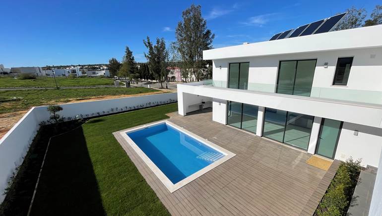 Modern 4 Bedrooms Villa Close to All the Amenities