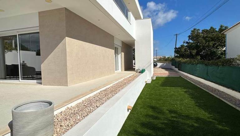 Zeitgenössische Villa mit 3 Schlafzimmern in Praia Da Luz
