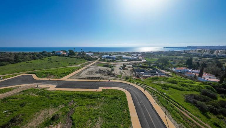Terrain Constructible Situé à Meia Praia, à distance de Marche de la Plage Offrant une Vue Exceptionnelle sur la Mer
