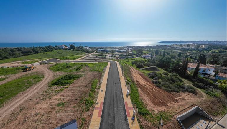 Fantastique Terrain Constructible avec une Vue Panoramique sur l'Océan Situé à Meia Praia