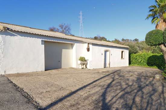 2 bedroom villa with a guest suite & pool plus a quinta in excellent condition for remodelling.