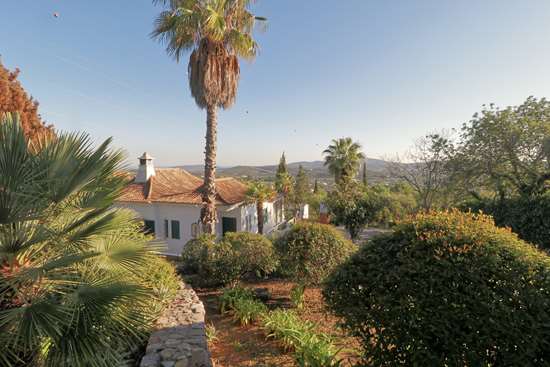 2 bedroom villa with a guest suite & pool plus a quinta in excellent condition for remodelling.