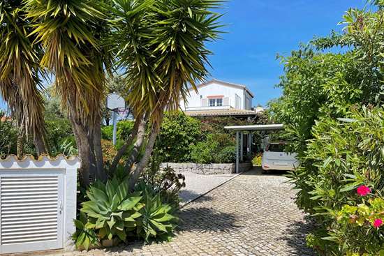 Detached 3 or 4 bedroom villa with garage,  walking distance to the village.