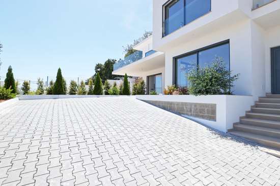 Contemporary detached villa with 4 bedrooms, swimming pool, sauna and beautiful views.