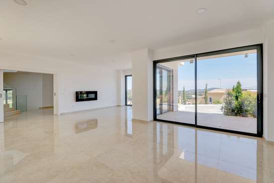 Contemporary detached villa with 4 bedrooms, swimming pool, sauna and beautiful views.