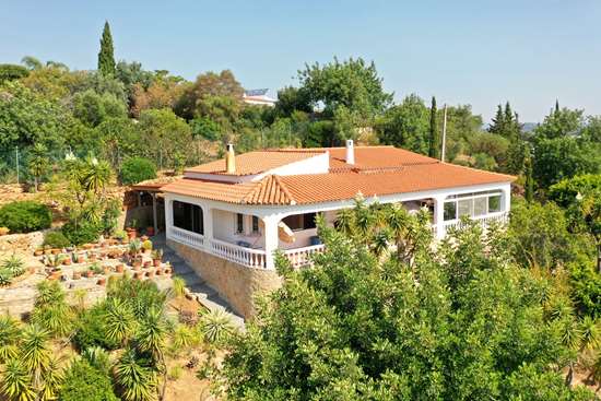 Detached 2 bedroom country villa with garage and sea views.