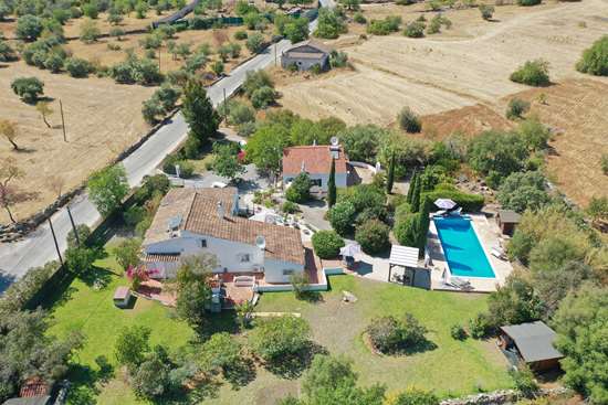 2 moradias nesta linda quinta com total de 5 quartos, piscina e belos jardins perto de São Brás de Alportel