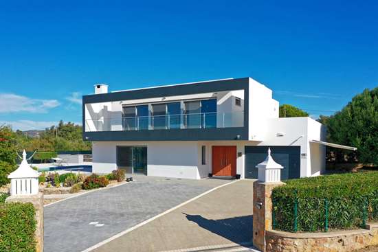 Detached 3 bedroom contemporary Villa with Pool and Garage near Olhão