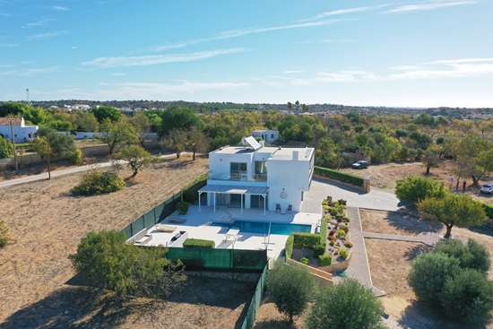 Detached 3 bedroom contemporary Villa with Pool and Garage near Olhão