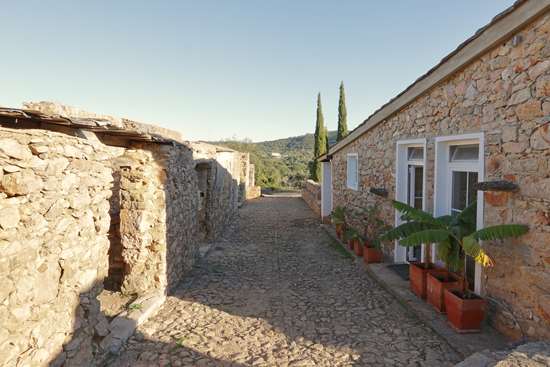 Large property, farmhouse &  2 other buildings in 27.340 m²  land - almost 360 degree views
