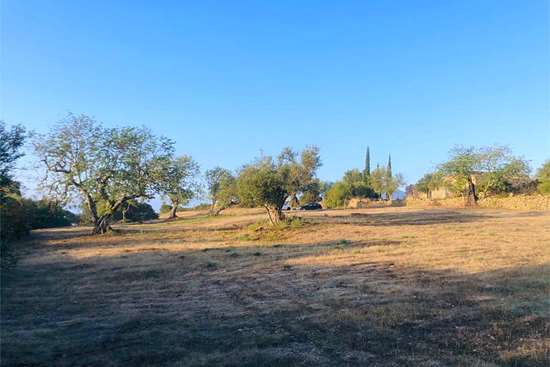 Large property, farmhouse &  2 other buildings in 27.340 m²  land - almost 360 degree views