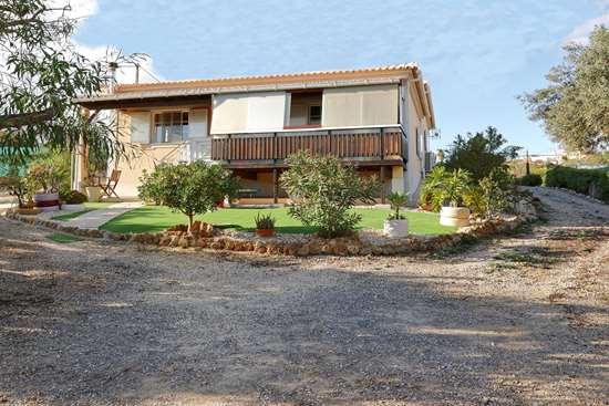 Light & comfortable,  detached,  villa  with 4 bedrooms & over 2,000m2 of garden - near Moncarapacho