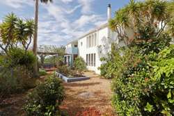 Detached architect designed 3 bedroom villa with LARGE pool, garage & annnex. Fuzeta.