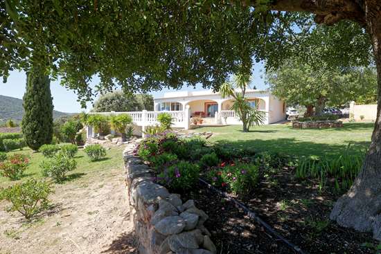 Elevated detached,  3 bedroom villa with pool & fabulous sea view. Moncarapacho.