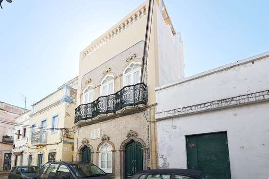 Maison noble historique dans la ville d’Olhão avec 4 chambres et plusieurs terrasses. 