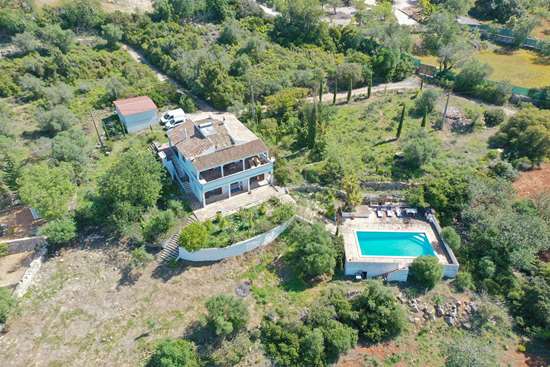 Traditional style 4 or 5 bedroom investment villa with pool & amazing sea views near Estoi.
