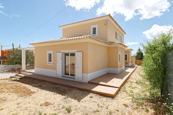 Attractive  NEW detached 4 bedroom villa with pool in managable plot with pool near Fuseta & Olhao.