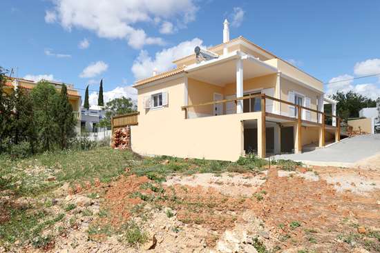 Attractive  NEW detached 4 bedroom villa with pool in managable plot with pool near Fuseta & Olhao.