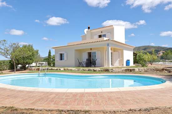 An attractive detached 3 bedroom villa with pool, near Moncarapacho.