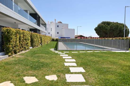 Ground floor Luxury 2 bedroom apartment in gated community with large terraces and pool in Cabanas de Tavira.