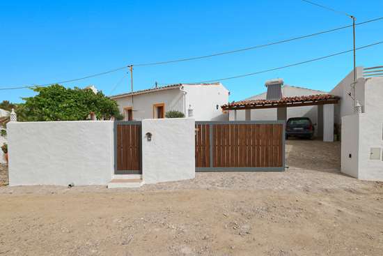 Delightfully restored 2 bedroom Quinta with the possibility of further construction & a swimming pool, near Estoi.