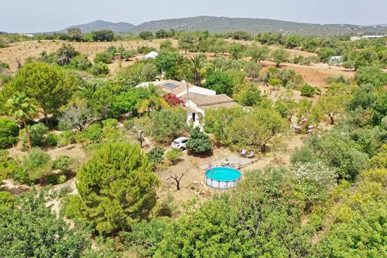 Charming country quinta with main house & annex sitting in 7000 m² plot , near Tavira.