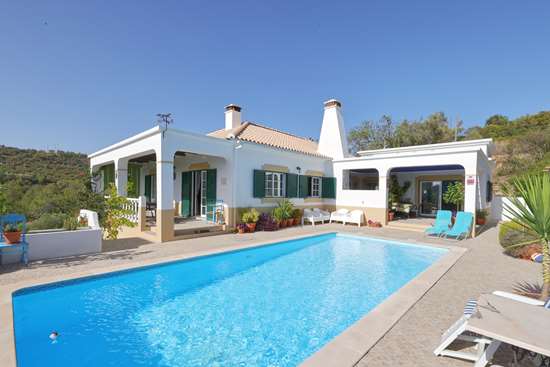 Belle villa individuelle, 3 chambres avec piscine, excellent emplacement calme à quelques minutes de Tavira.