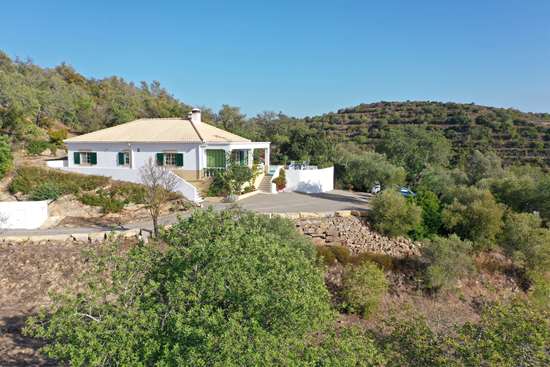 Super detached 3 bedroom villa with pool set in quiet country location a few minutes from Tavira.