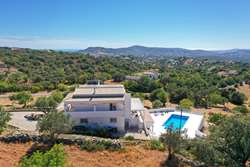 Belle villa contemporaine avec 4 chambre, piscine sur un terrain de plus de 6000 m² et de belles vues près de Gorjões