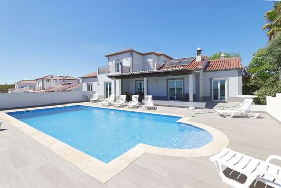 Villa de 4 chambres avec piscine dans l’urbanisation bien située et calme près d’Olhão.