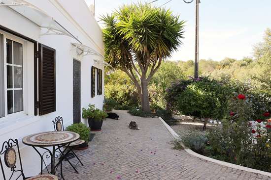 Detached Two bedroom quinta with outbuildings, plunge pool & set in a large plot near Tavira.