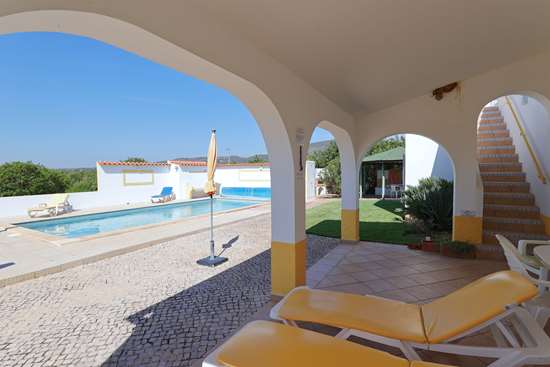 Detached one level, 2 bedroom villa with heated pool set in large plot near Moncarapacho: