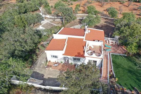 3 bedroom detached villa on one level, with double garage in large plot near Moncarapacho