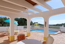 Jolie villa individuelle de 2 chambres avec grand garage, piscine et belle vue sur la mer, près de Moncarapacho.